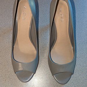 Light gray peep toe high heeled shoe 9.5M.